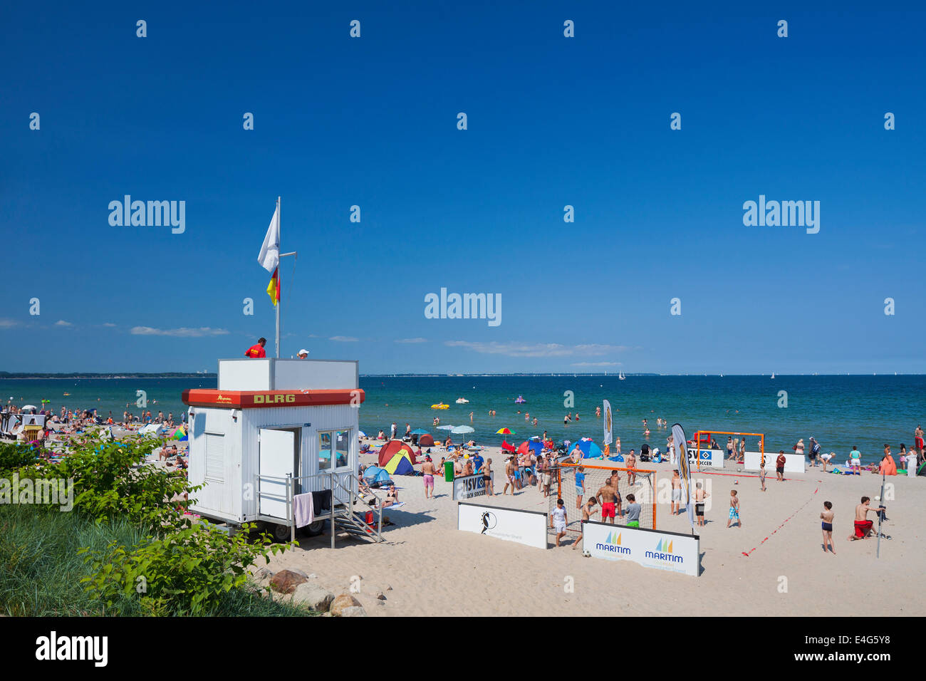 Rettungsschwimmer-Turm und Touristen spielen Beach-Soccer / Beasal am Timmendorfer Strand / Timmendorfer Strand, Ostholstein, Deutschland Stockfoto