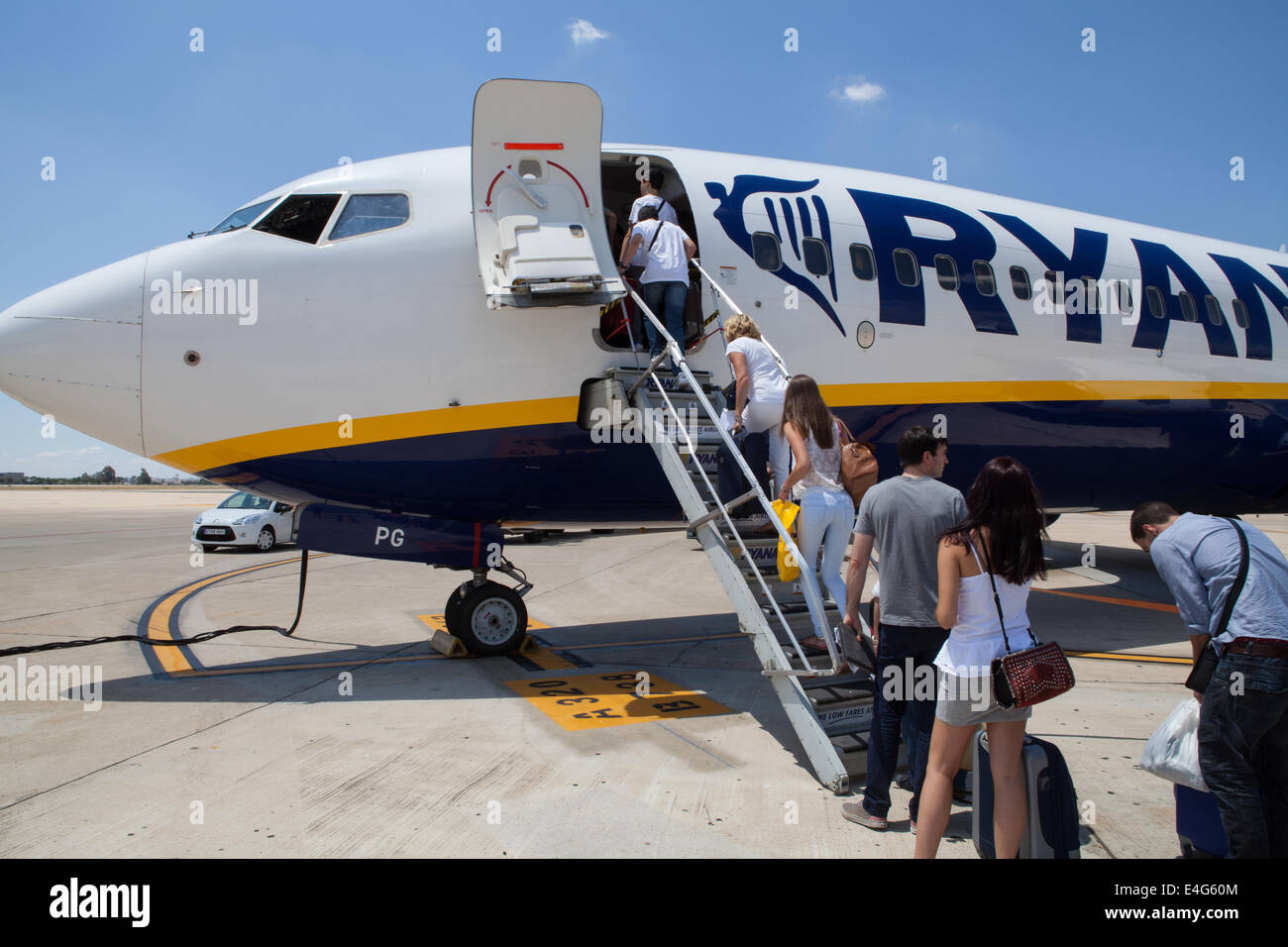 Passagiere an Bord einen Ryanair-Flug am Flughafen Sevilla Stockfoto