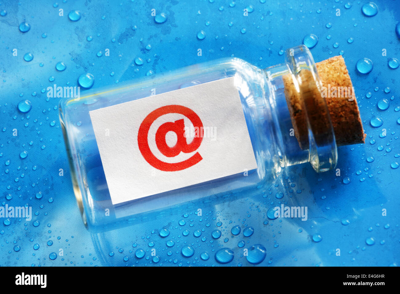 E-Mail @ Symbol eine Flaschenpost Stockfoto