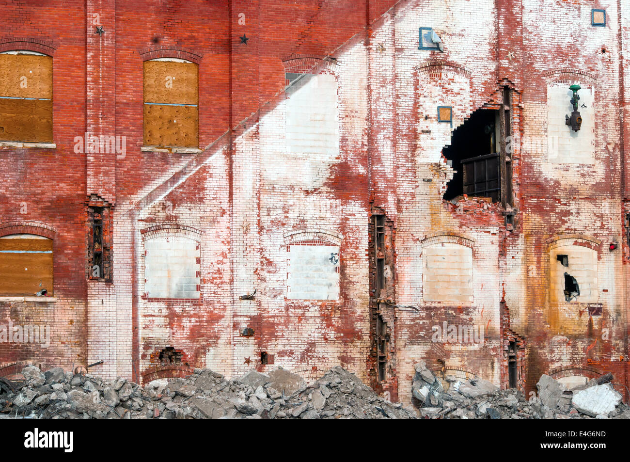 Beginn, eine alte Zuckerfabrik in einer ländlichen Gemeinde im nördlich-zentralen Colorado, USA zu zerstören. Stockfoto