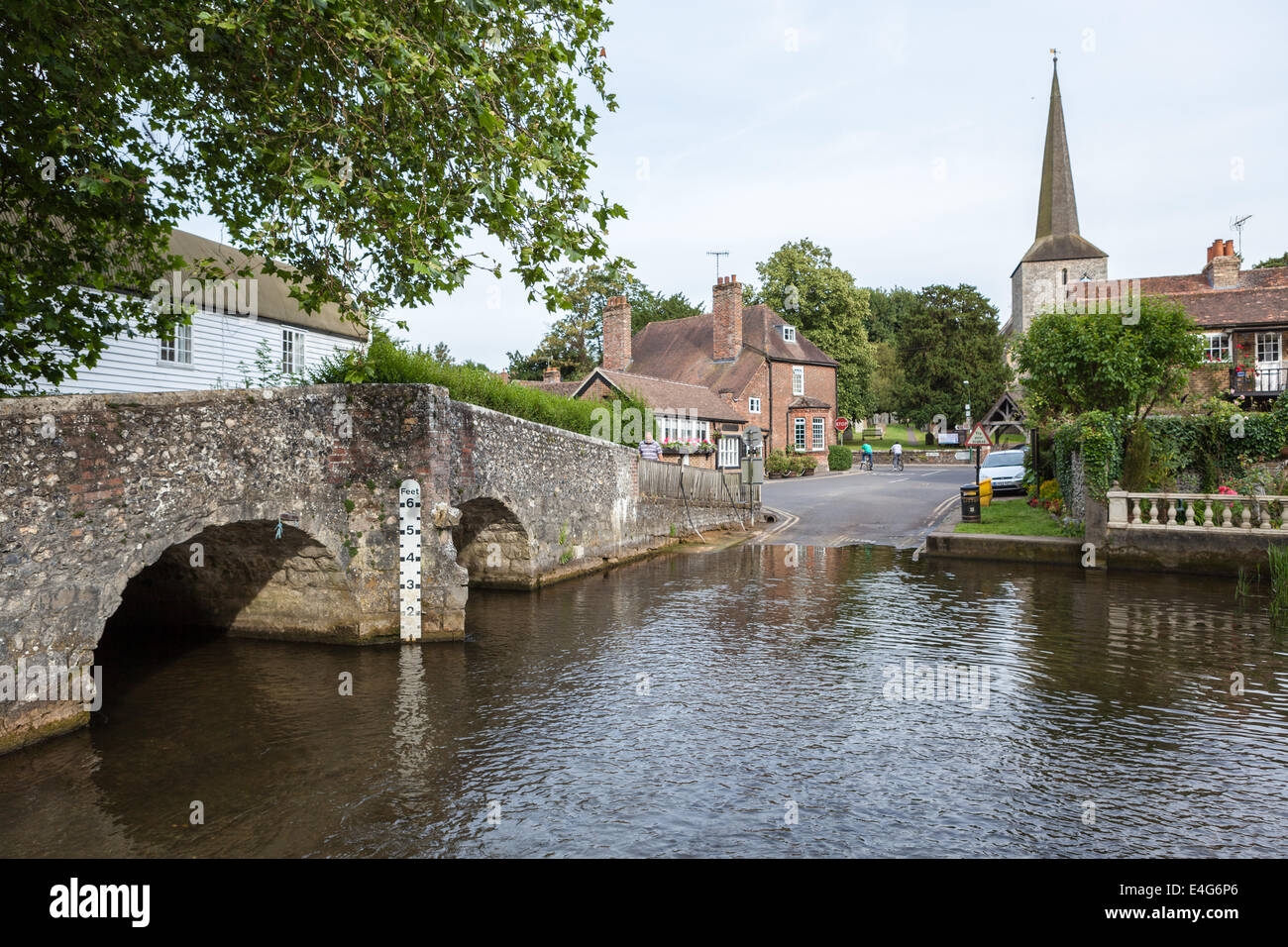 Mittelalterliche Brücke und Ford auf Fluß Darent, Eynsford, Kent, England, Vereinigtes Königreich, Europa Stockfoto
