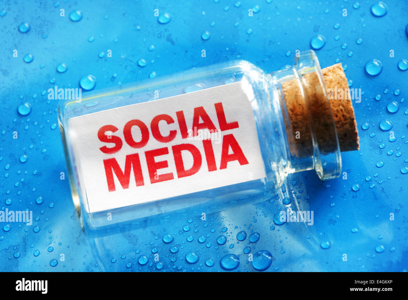 Social Media-Nachricht in einer Flasche Stockfoto