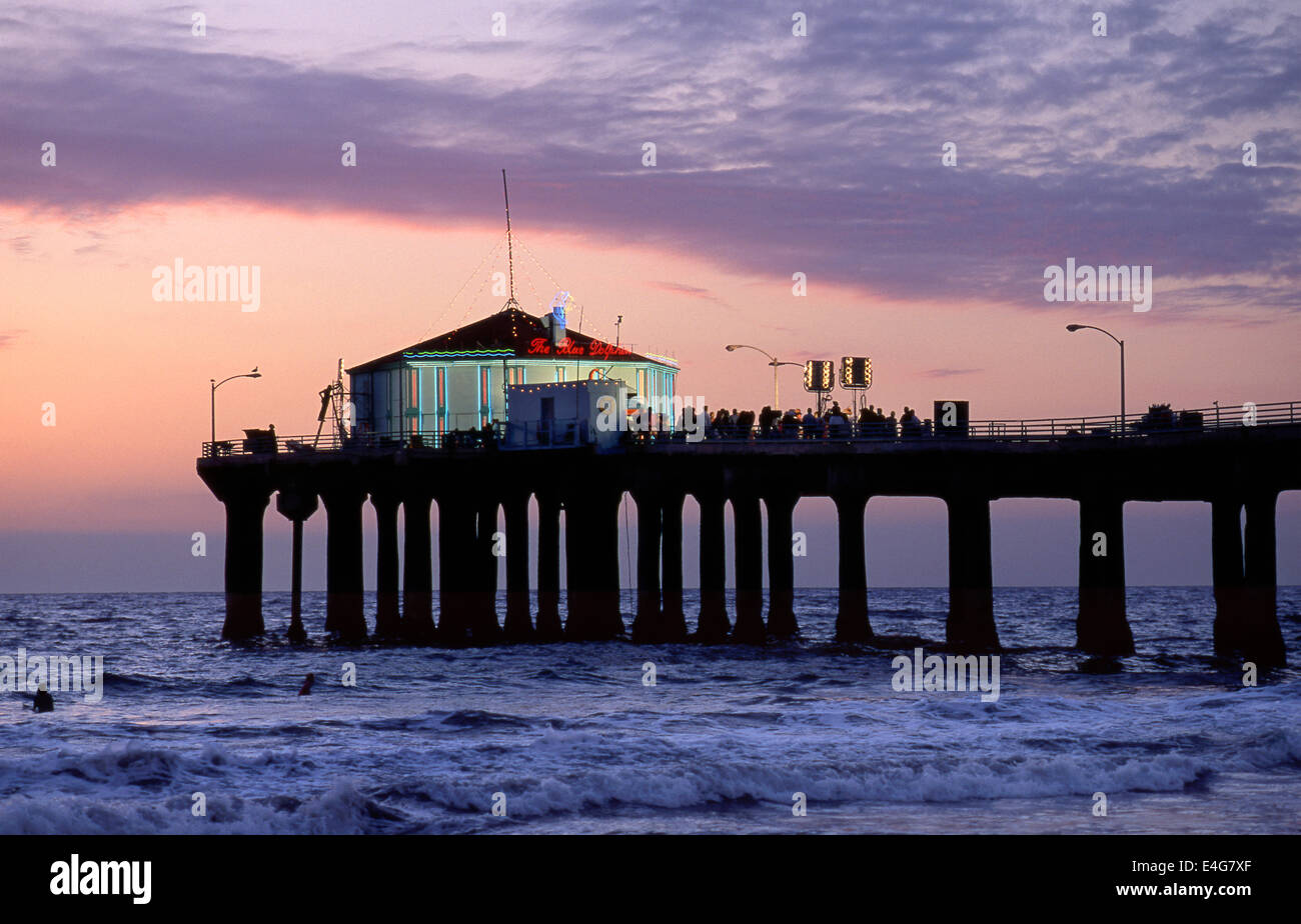 Filmaufnahmen mit Crew am Manhattan Beach Pier in Südkalifornien Stockfoto