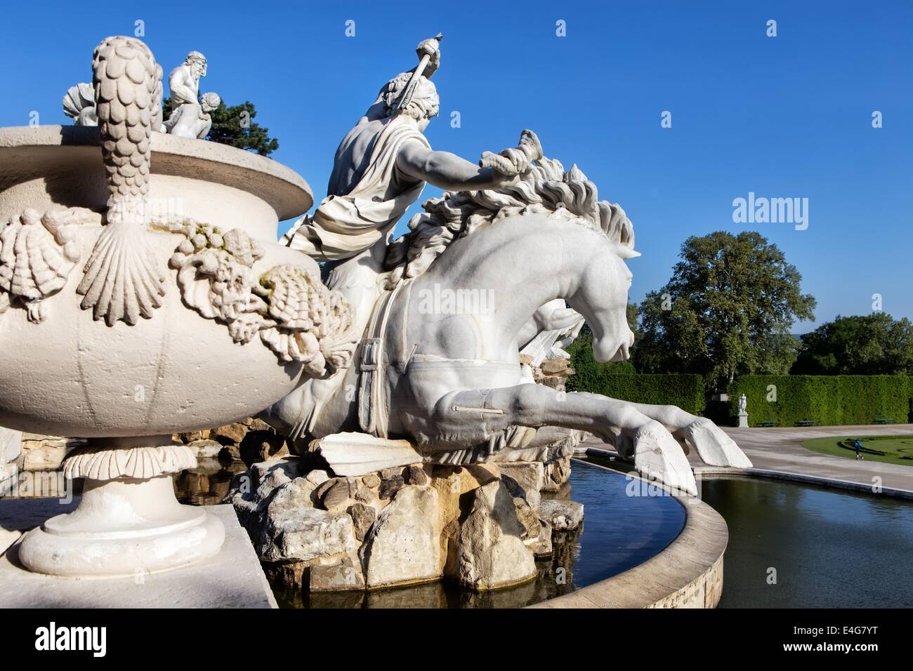 Wien, Österreich - 3.Mai: Detail aus Neptunbrunnen in Schönbrunn am 3. Mai 2014 in Wien. Ausgrabungen für den Pool werden Stockfoto