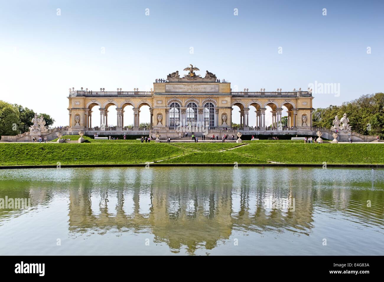 Wien, Österreich - 3.Mai: Schönbrunn Gärten und Gloriette Pavillon am 3. Mai 2014 in Wien. Der Pavillon diente als ein kulinarisches ein Stockfoto