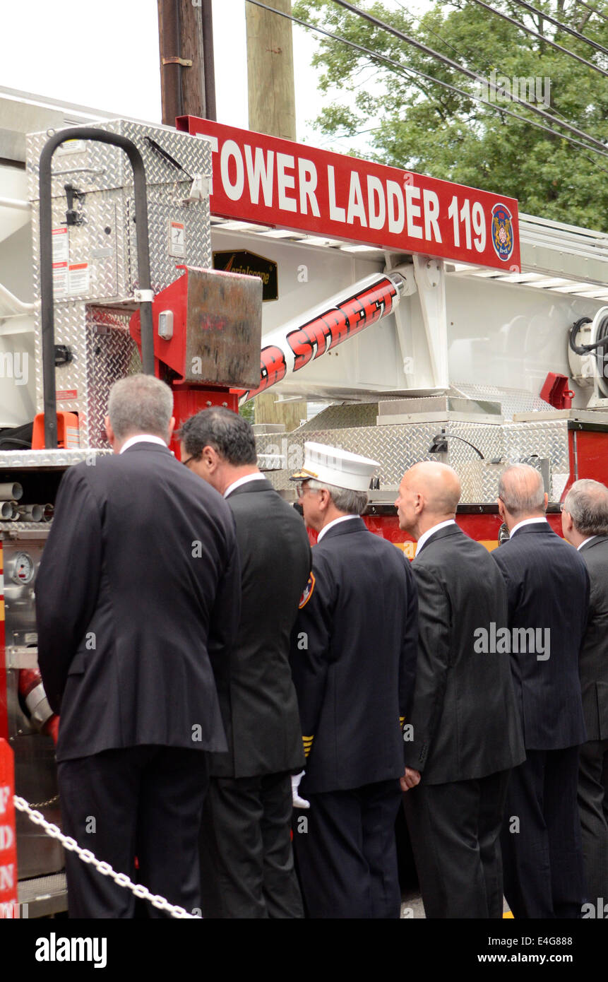 Staten Island, New York, USA. 10. Juli 2014. Turm Leiter 119 bewegt sich vorbei an Stadtführer bei der Beerdigung von Lt Gordon M. Ambelas L119 in St. Clares Church am 10. Juli 2014 in New York City. Bildnachweis: Michael Glenn / Glenn Bilder/Alamy Live News Stockfoto