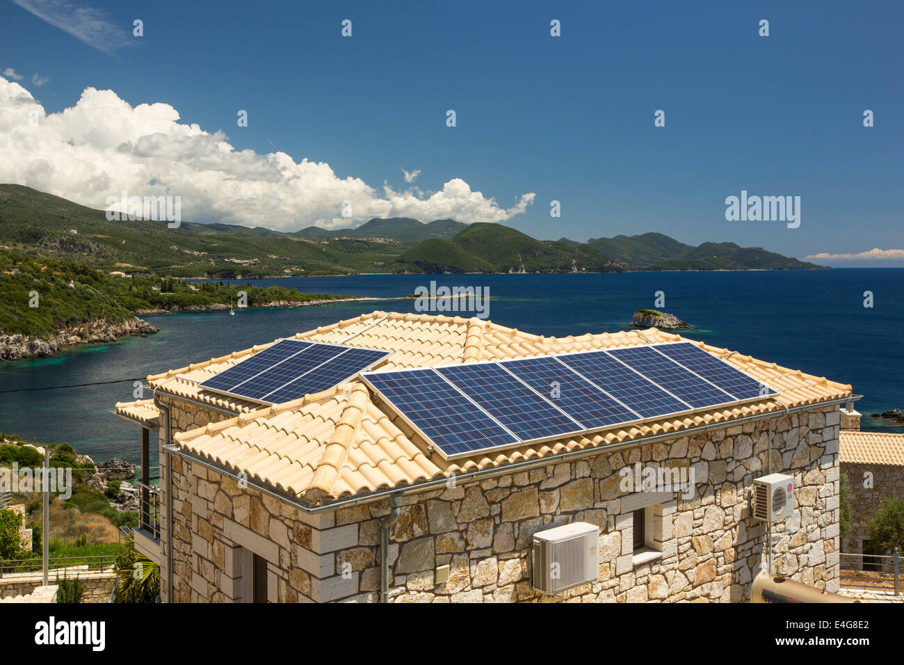 Solar-Panels auf Haus in Sivota, Griechenland Stockfotografie - Alamy