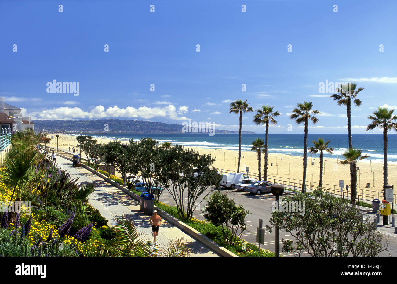 Jogger auf Manhattan Beach Radweg mit Palos Verdes Halbinsel im Hintergrund, im südlichen Kalifornien, USA Stockfoto