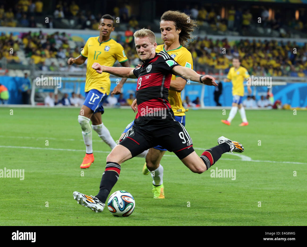 08.07.2014. Estadio Mineirão, Belo Horizonte, Brasilien. FIFA World Cup 2014 Halbfinale Fußballspiel zwischen Brasilien und Deutschland im Estadio Mineirão. Schuerrle schießt und schießt das Tor für 0-6 gegen David Luiz Stockfoto