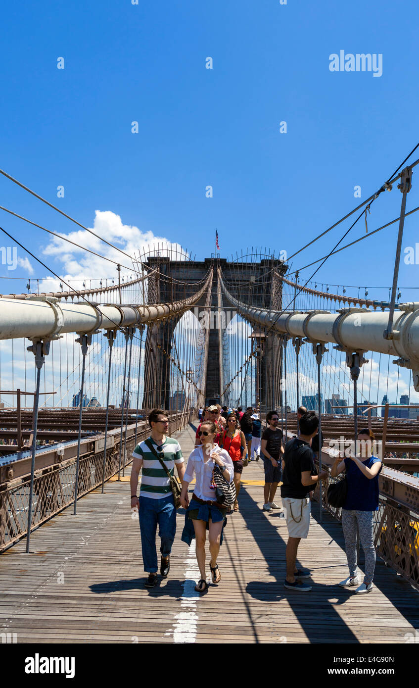 Fußgänger auf der Brooklyn Bridge Fußgängerweg Blick in Richtung Brooklyn, New York City, NY, USA Stockfoto