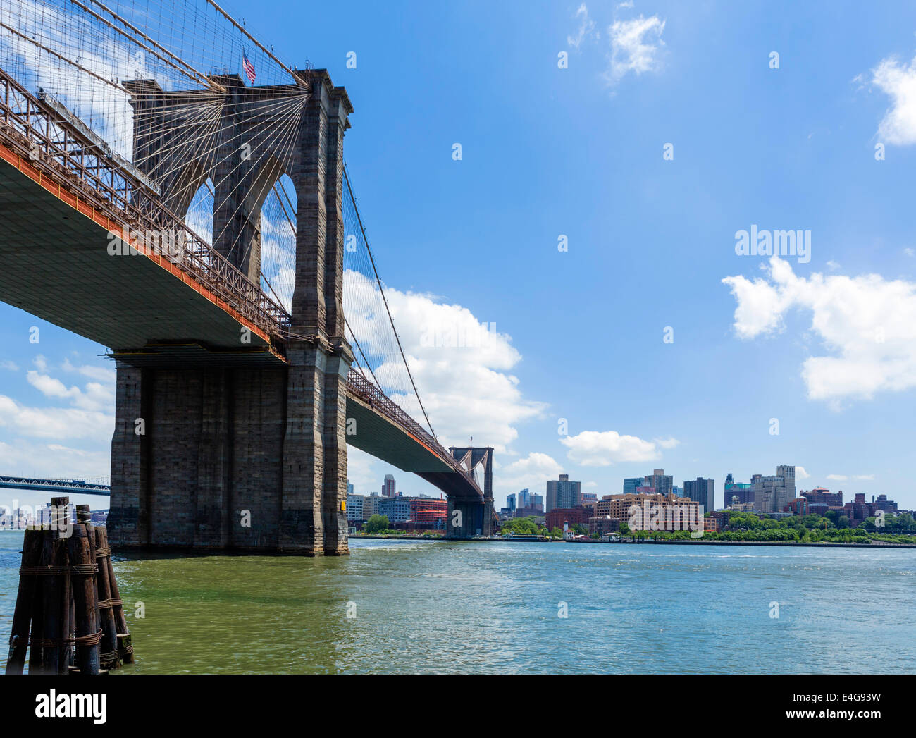 Brooklyn Bridge und dem East River von Lower Manhattan mit der Brooklyn-Skyline in der Ferne, New York City, NY, USA Stockfoto