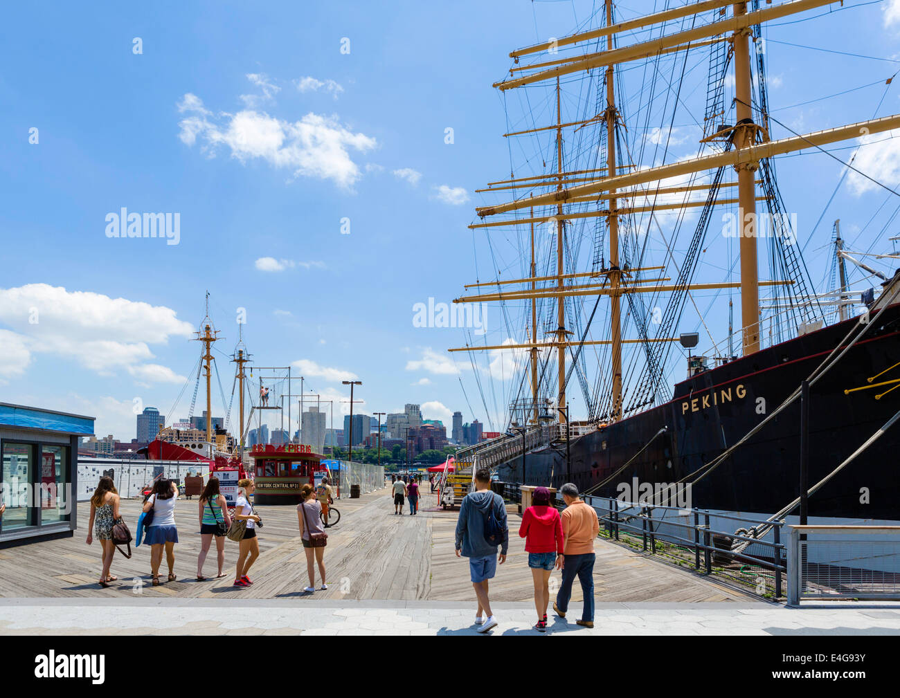 Viermastbark Peking am Pier 16 mit Brooklyn Skyline im Abstand, South Street Seaport, Manhattan, New York City, NY, USA Stockfoto