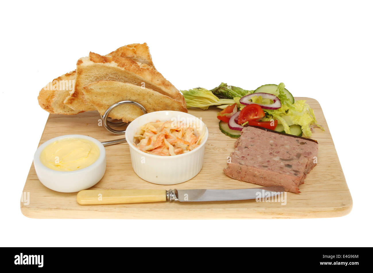 Bauernhaus-Pastete mit Salat und rustikal Toast auf einem Holzbrett isoliert gegen weiß Stockfoto