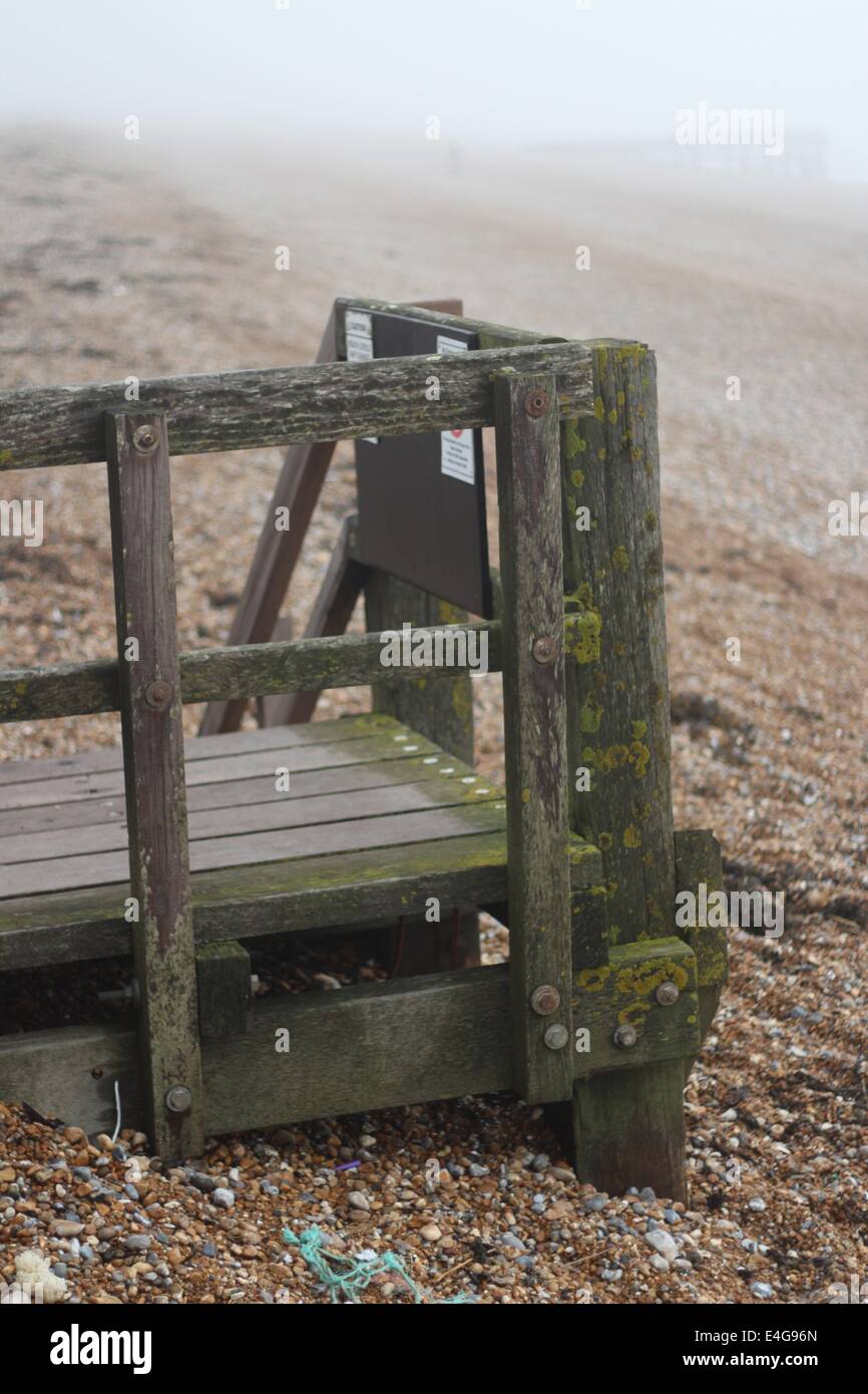 Hastings Strand Holzstufen als das Meer Nebel rollt in Stockfoto