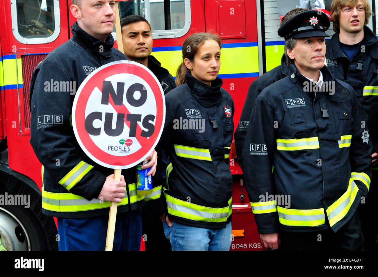 Eine Gruppe der Feuerwehr bei einem Protest gegen Kürzungen der Regierung. Trafalgar Square in London. Stockfoto
