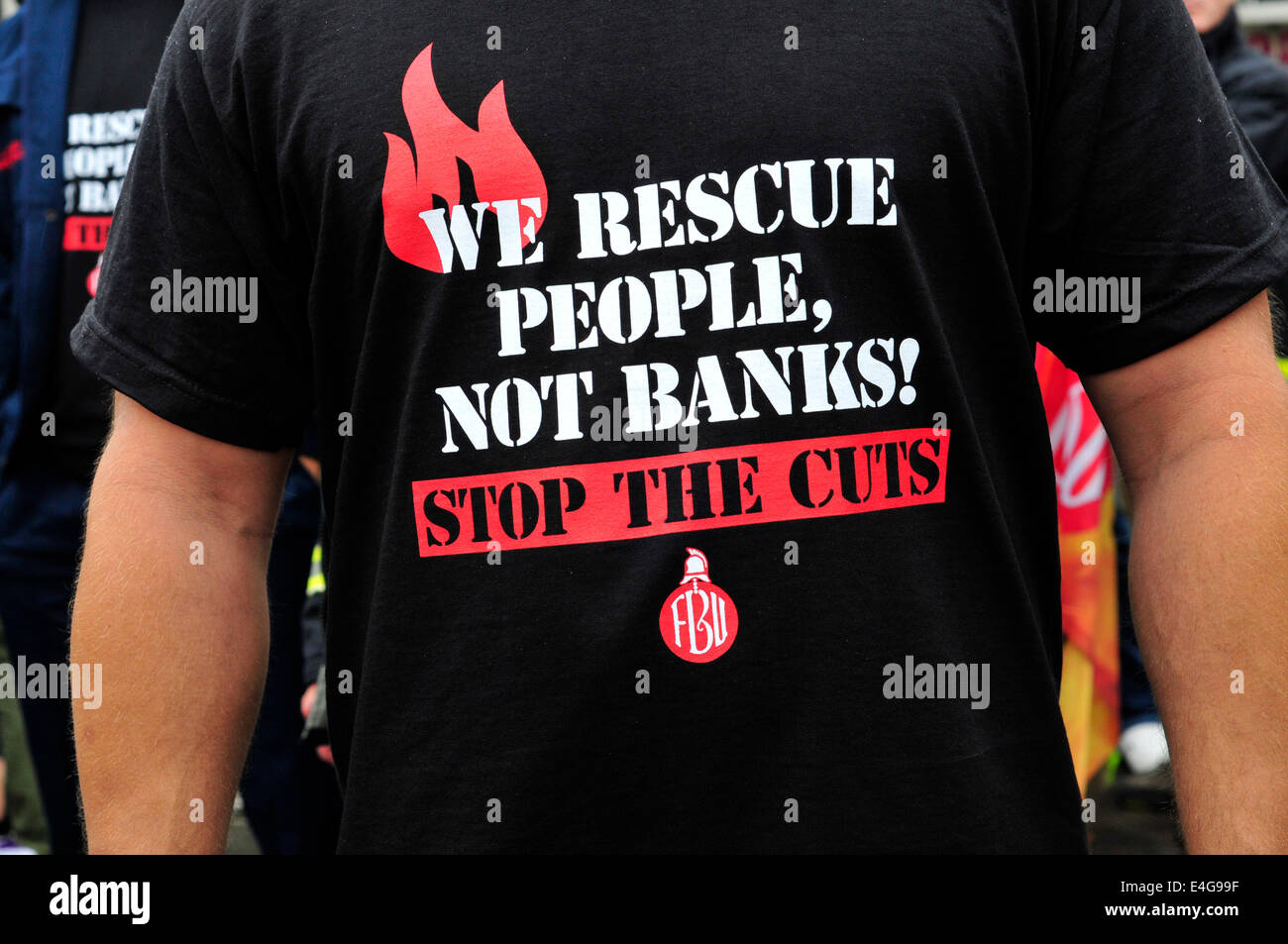 Eine Feuerwehr mit einer T-shirt-Lesung "Wir retten Menschen nicht Banken stoppen der Kürzungen Stockfoto