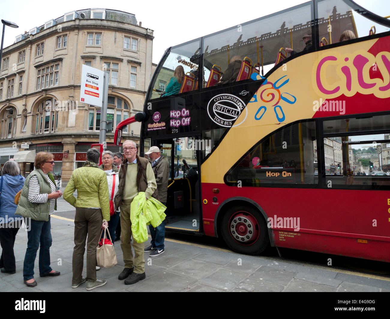 Touristen und Hop On Hop Off Bus in Bath Spa England UK KATHY DEWITT Stockfoto