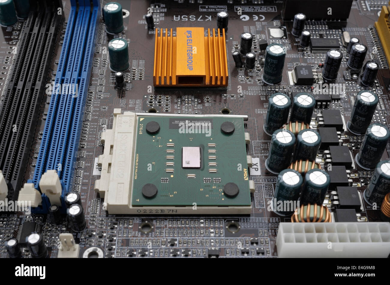 Computermotherboard mit CPU-Prozessor und elektronischen Komponenten und AMD Athlon Mikroprozessortechnologie Stockfoto