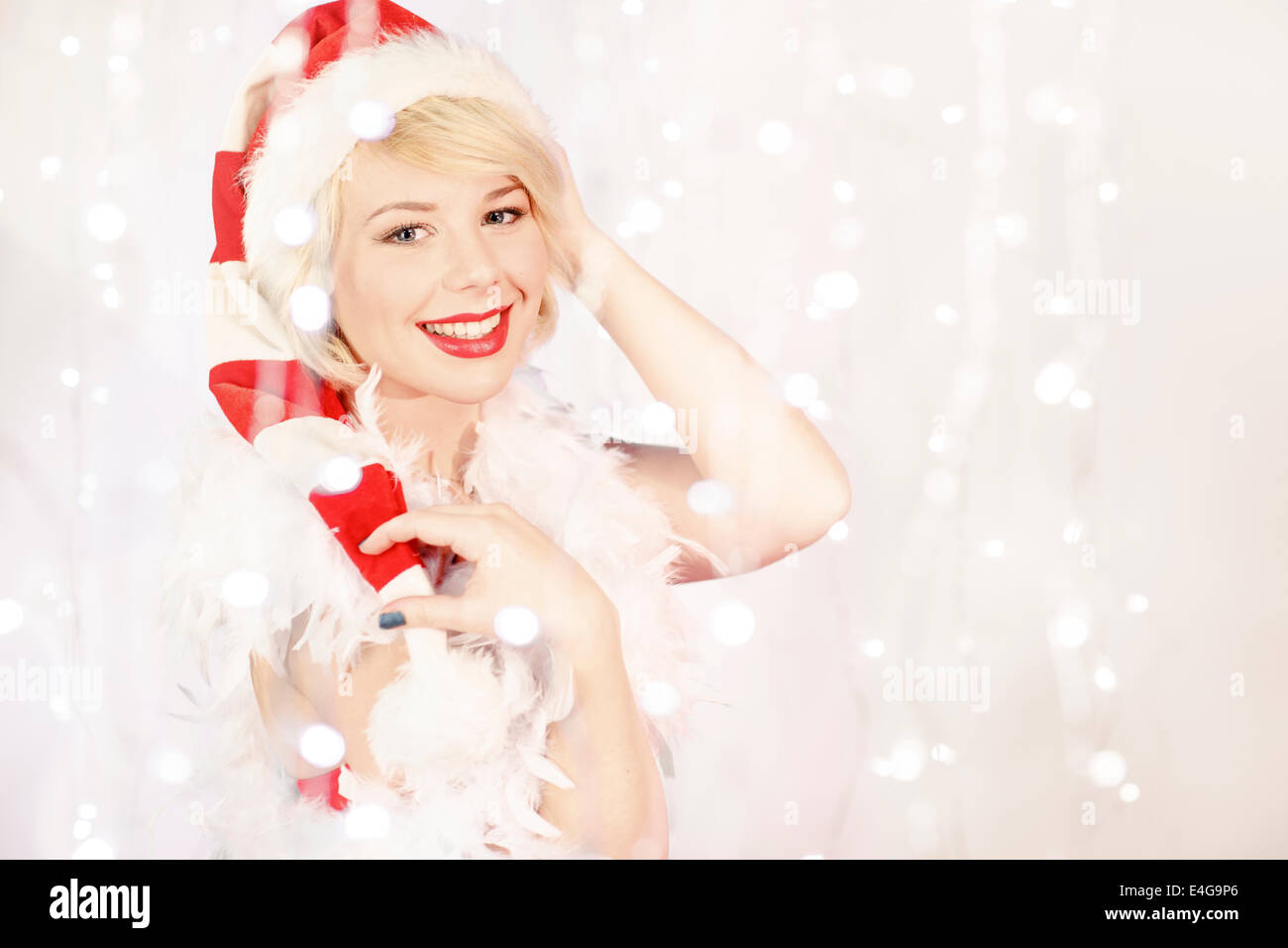 Junge Frau im Weihnachtsmann-Kostüm Stockfoto