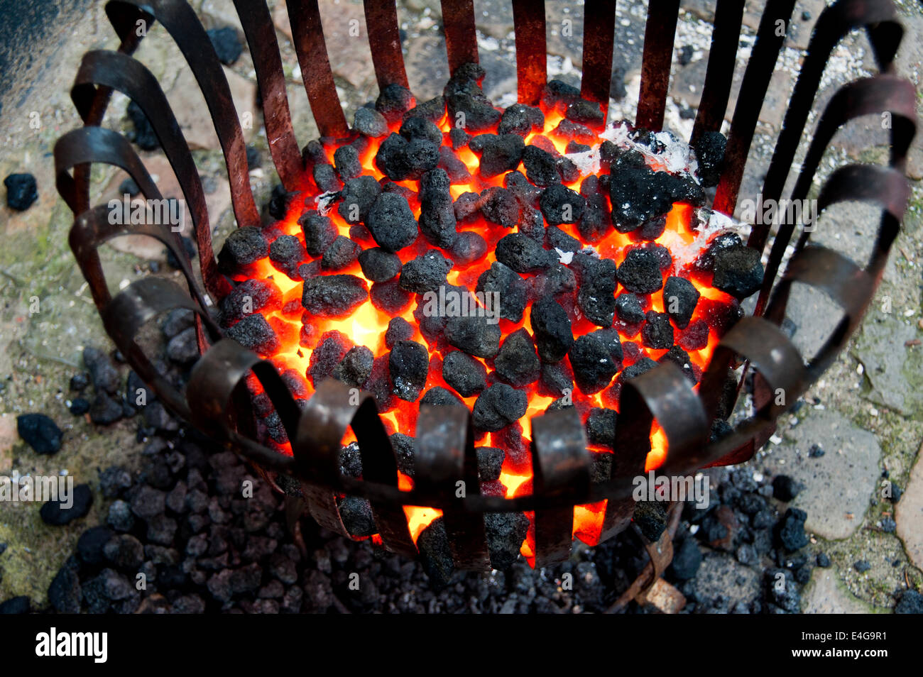 Feuerschale Holzkohlegrill Brenner auf den Straßen von Brügge in Belgien Stockfoto