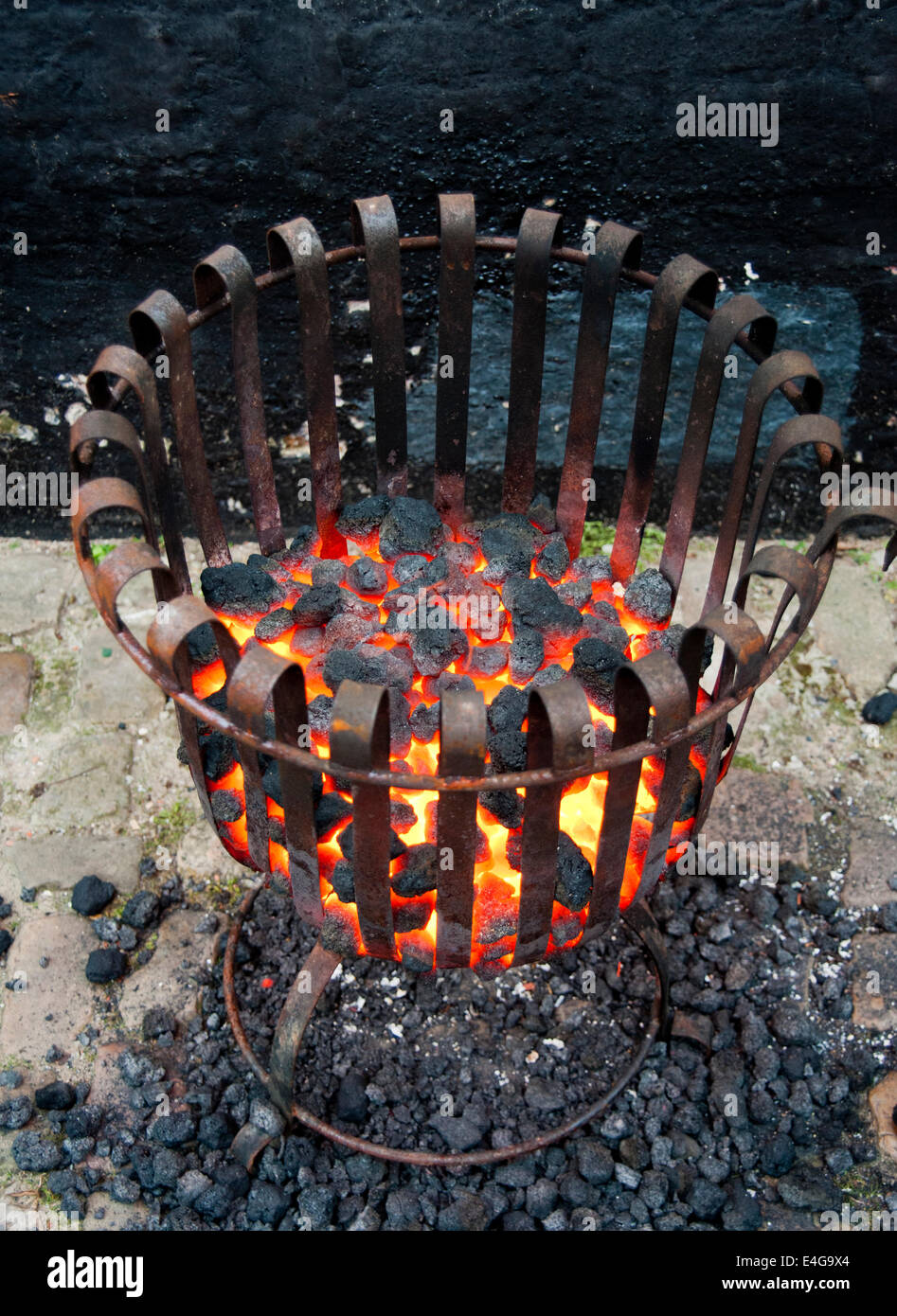 Feuerschale Holzkohlegrill Brenner auf den Straßen von Brügge in Belgien Stockfoto