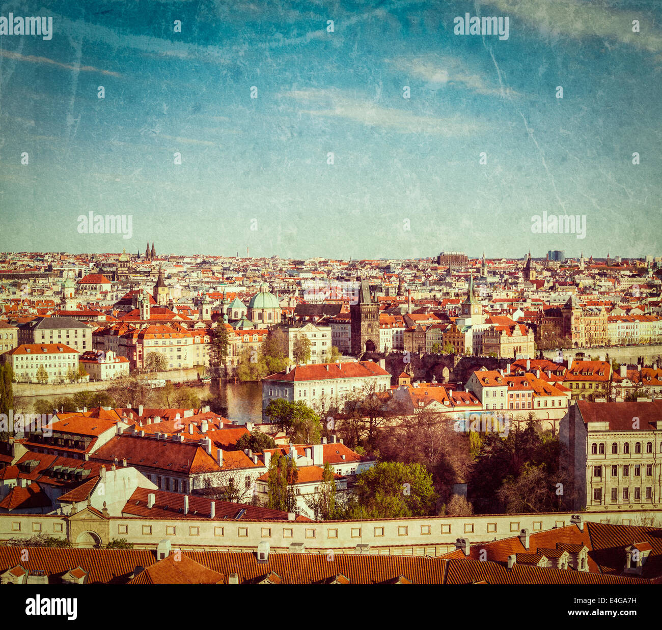 Vintage Retro-Hipster Stil reisen Bild Blick auf Prag von der Prager Burg. Prag, Tschechische Republik mit Grunge Texturen Stockfoto