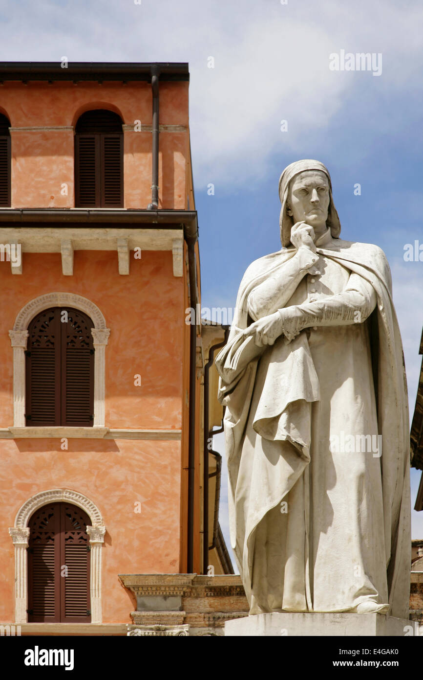 Denkmal für Dante Alighieri, Piazza Signori, Verona, Italien. Stockfoto