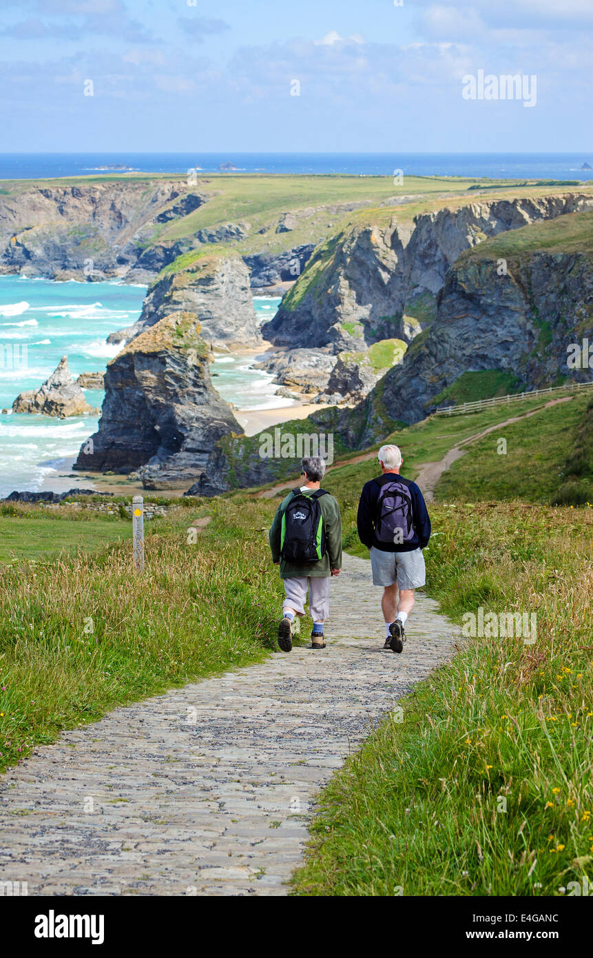 Wanderer auf dem South West Coast Fußweg am Bedruthan in North Cornwall, England, UK Stockfoto