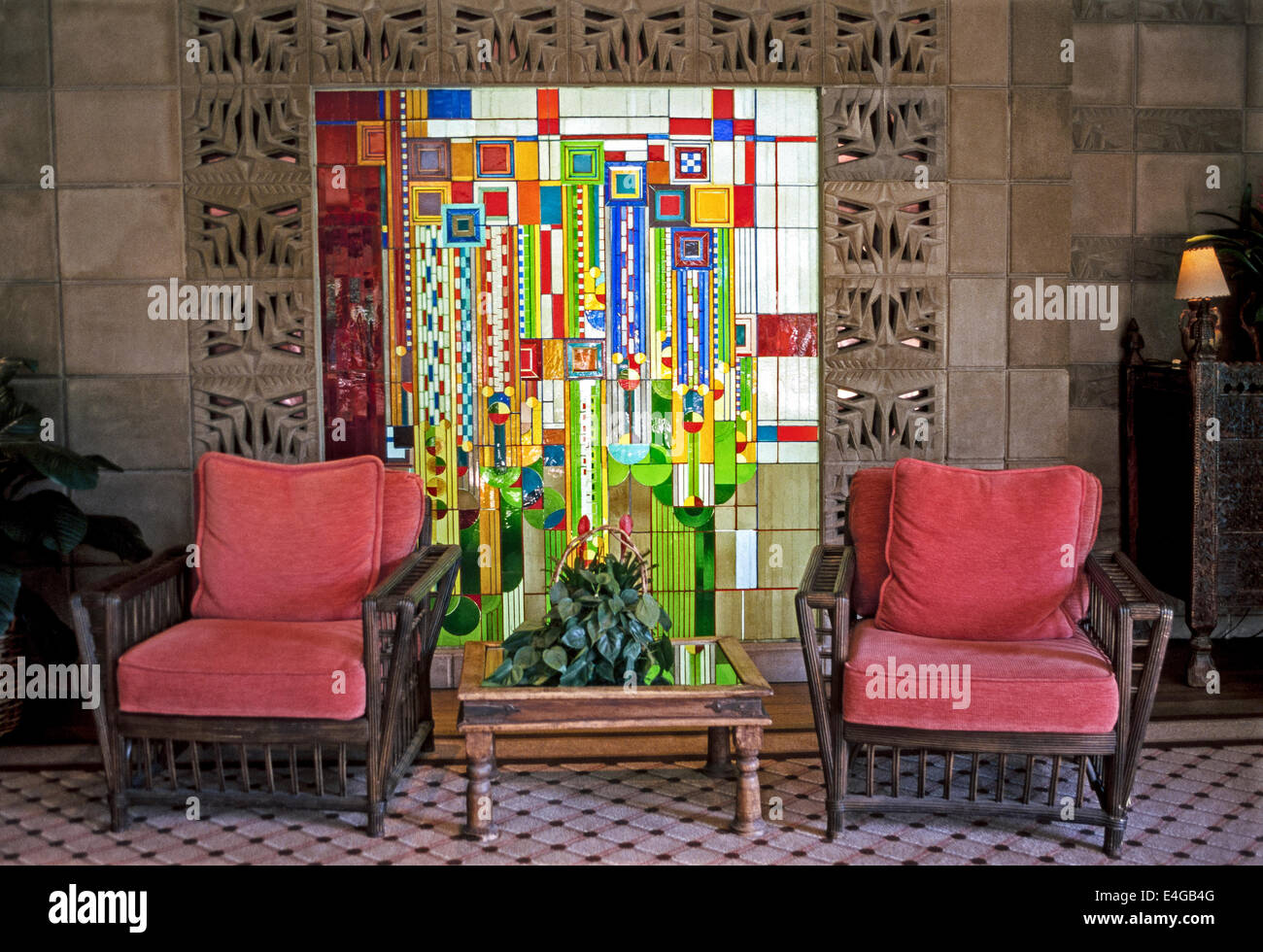 Diese bunten 1970er Jahre Buntglasfenster von Frank Lloyd Wright empfängt Sie im Arizona Biltmore Hotel & Spa in Phoenix, Arizona, USA. Stockfoto