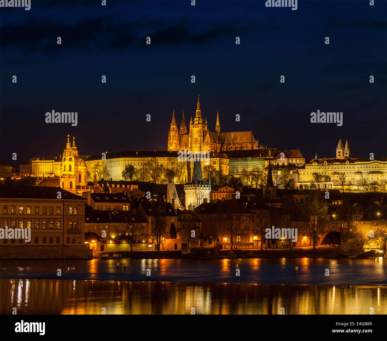 Reisen Prag Europa Konzept Hintergrund - Blick auf die Karlsbrücke und die Prager Burg in der Dämmerung. Prag, Tschechische Republik Stockfoto
