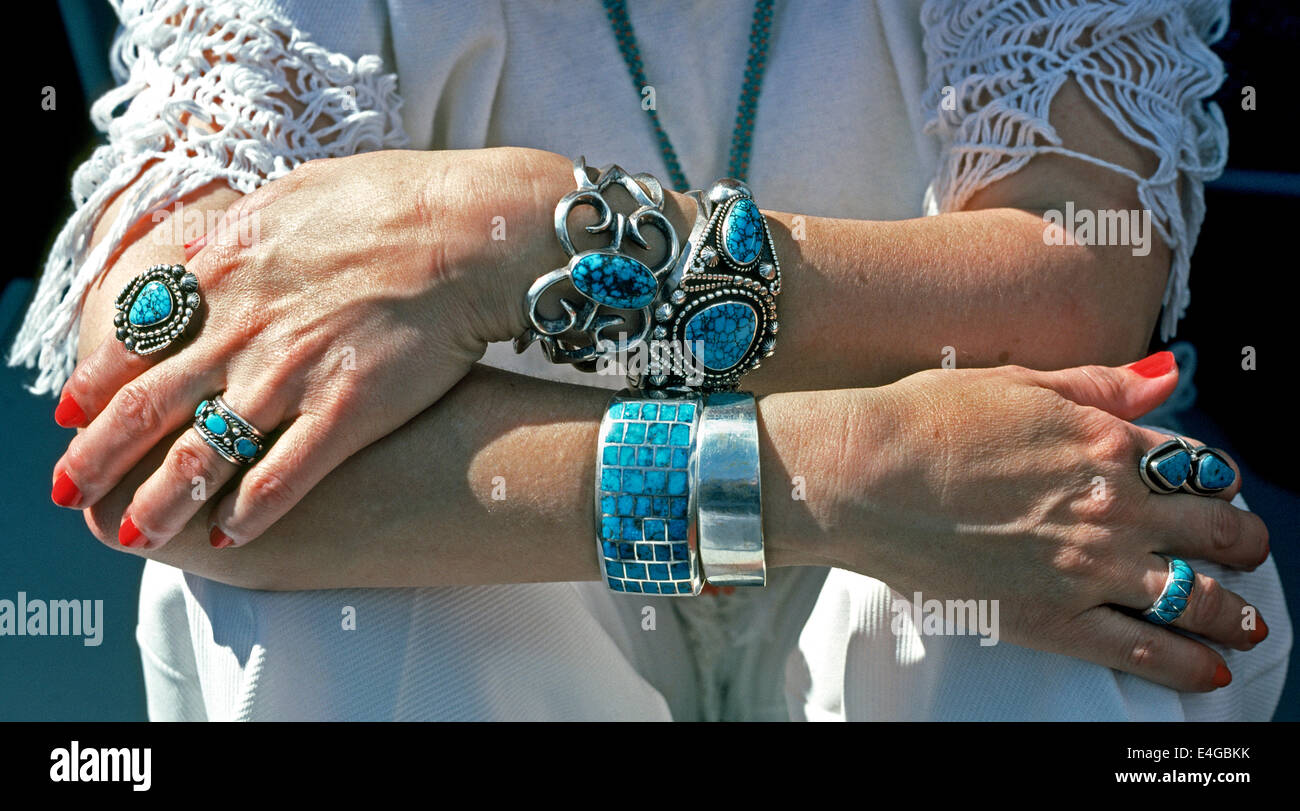Eine Frau zeigt ihre Bauern-Schmuck-Kollektion von Türkis und Silber Ringe und Armbänder von Navajo-Indianern in Arizona, USA von Hand gefertigt. Stockfoto