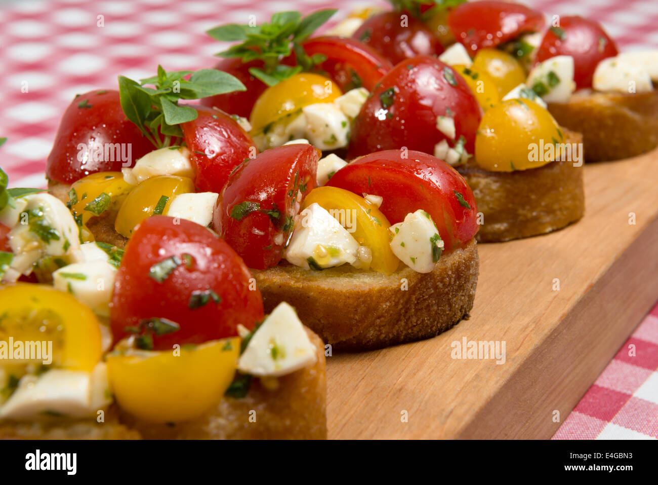 Bruschetta - geröstetes Brot mit Tomate und mozzarella Stockfoto