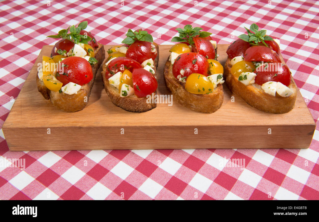 Bruschetta - geröstetes Brot mit Tomate und mozzarella Stockfoto