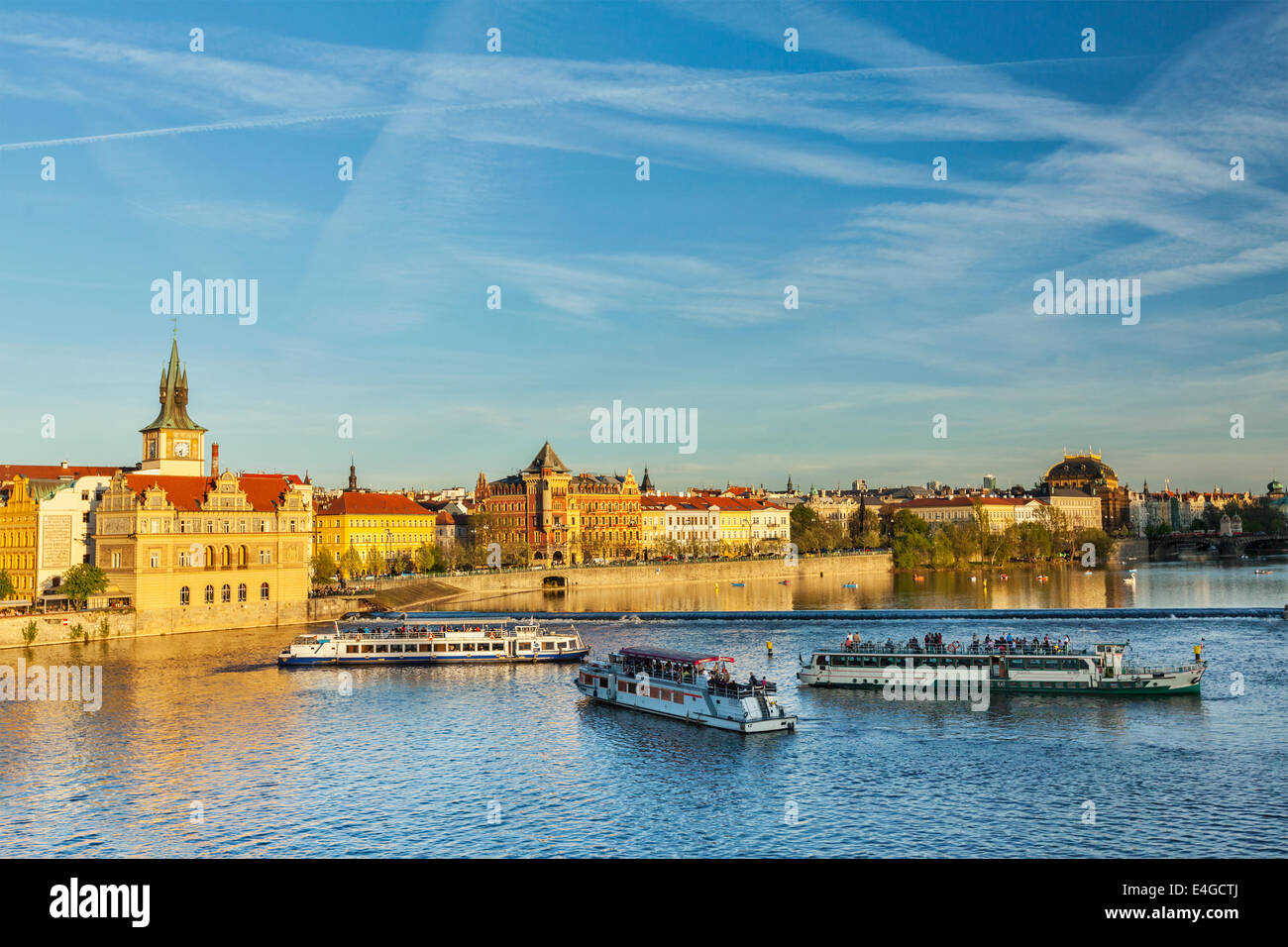 Moldau mit touristischen Boote und Prag Stare Mesto Damm Blick von der Karlsbrücke auf Sonnenuntergang. Prag, Tschechische Republik Stockfoto