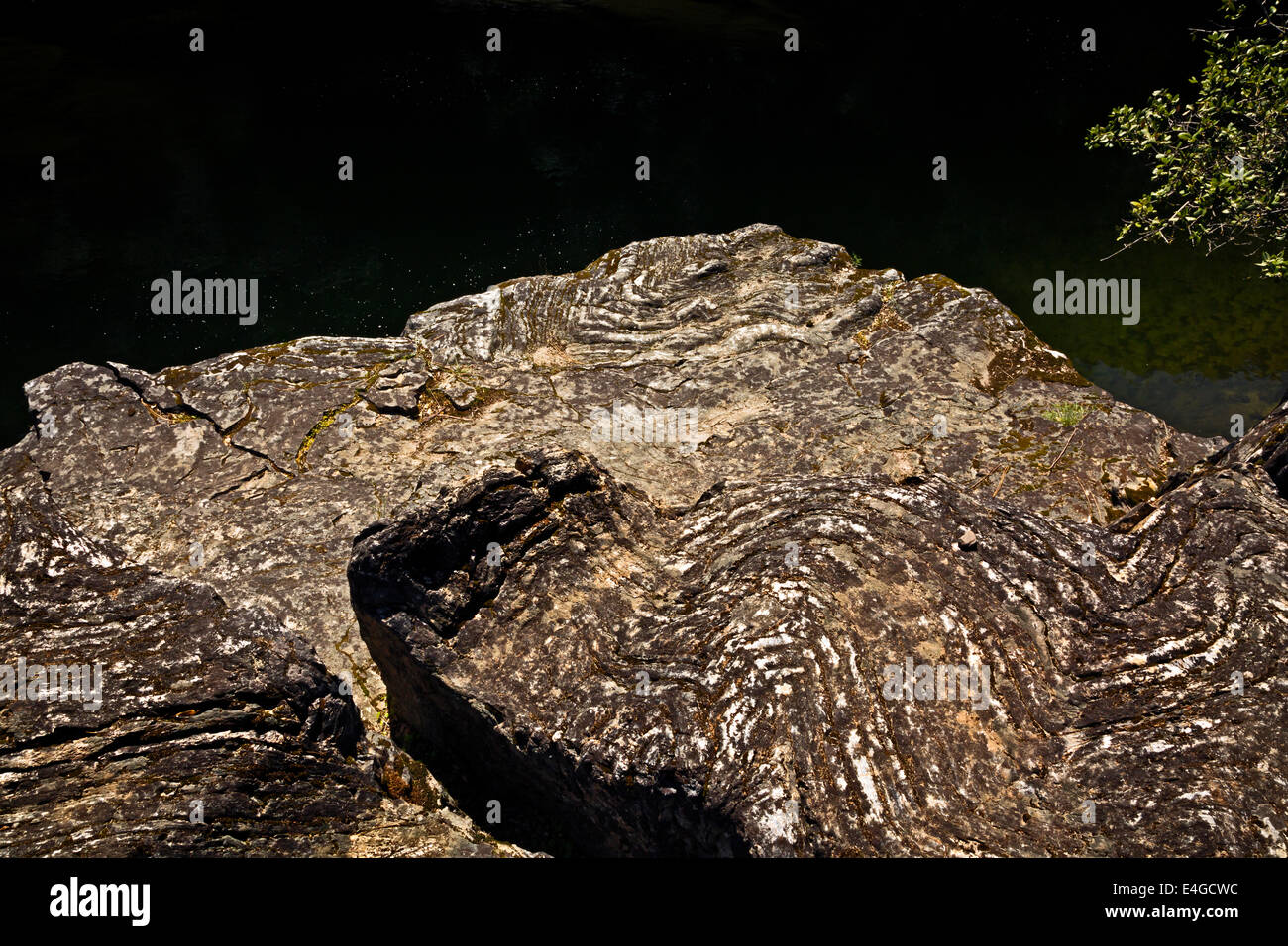 Kalifornien - Bent und gefalteten Schichten in den Felsen an den Ufern des South Fork Merced River aus dem Hite Cove Trail. Stockfoto