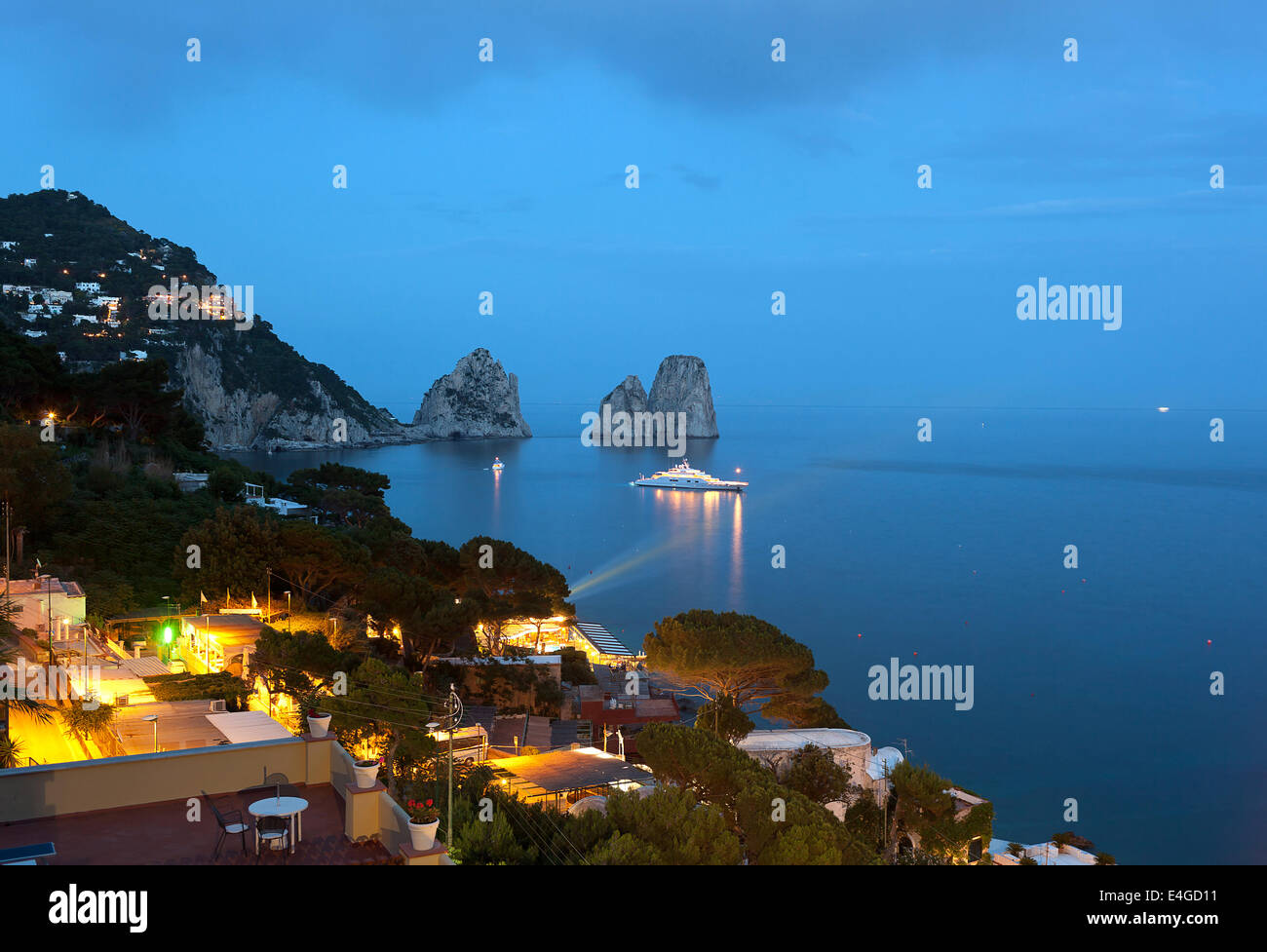 Faraglioni bei Nacht, berühmten riesigen Felsen, die Insel Capri in Italien Stockfoto