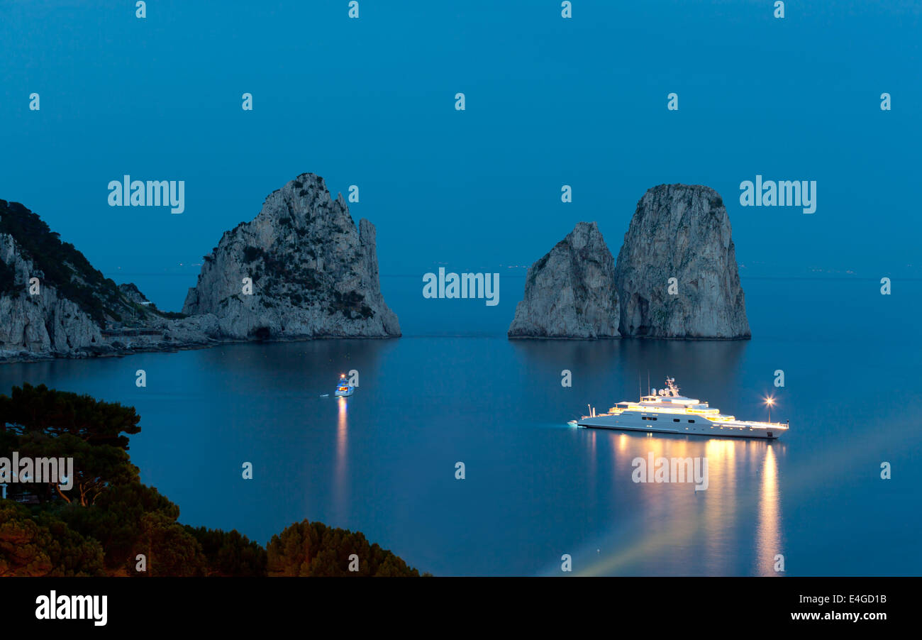 Faraglioni bei Nacht, berühmten riesigen Felsen, die Insel Capri in Italien Stockfoto