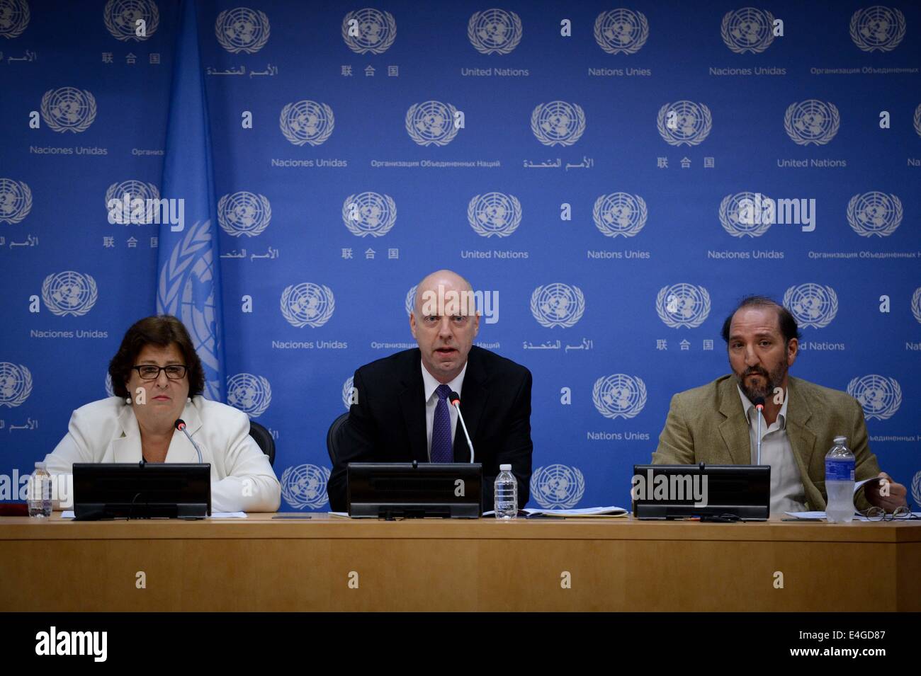 New York, Urbanisierung Perspektiven im UN-Hauptquartier in New York. 10. Juli 2014. John Wilmoth (C), Direktor der Bevölkerungsabteilung der Vereinten Nationen für wirtschaftliche und soziale Angelegenheiten, informiert die Presse über die 2014 Revision der Welt Urbanisierung Aussichten auf das UN-Hauptquartier in New York, am 10. Juli 2014. Eine neue UNO Bericht hier Donnerstag sagte, dass die Weltbevölkerung zunehmend urban mit mehr als die Hälfte in städtischen Gebieten am Leben zu präsentieren. Bildnachweis: Niu Xiaolei/Xinhua/Alamy Live-Nachrichten Stockfoto
