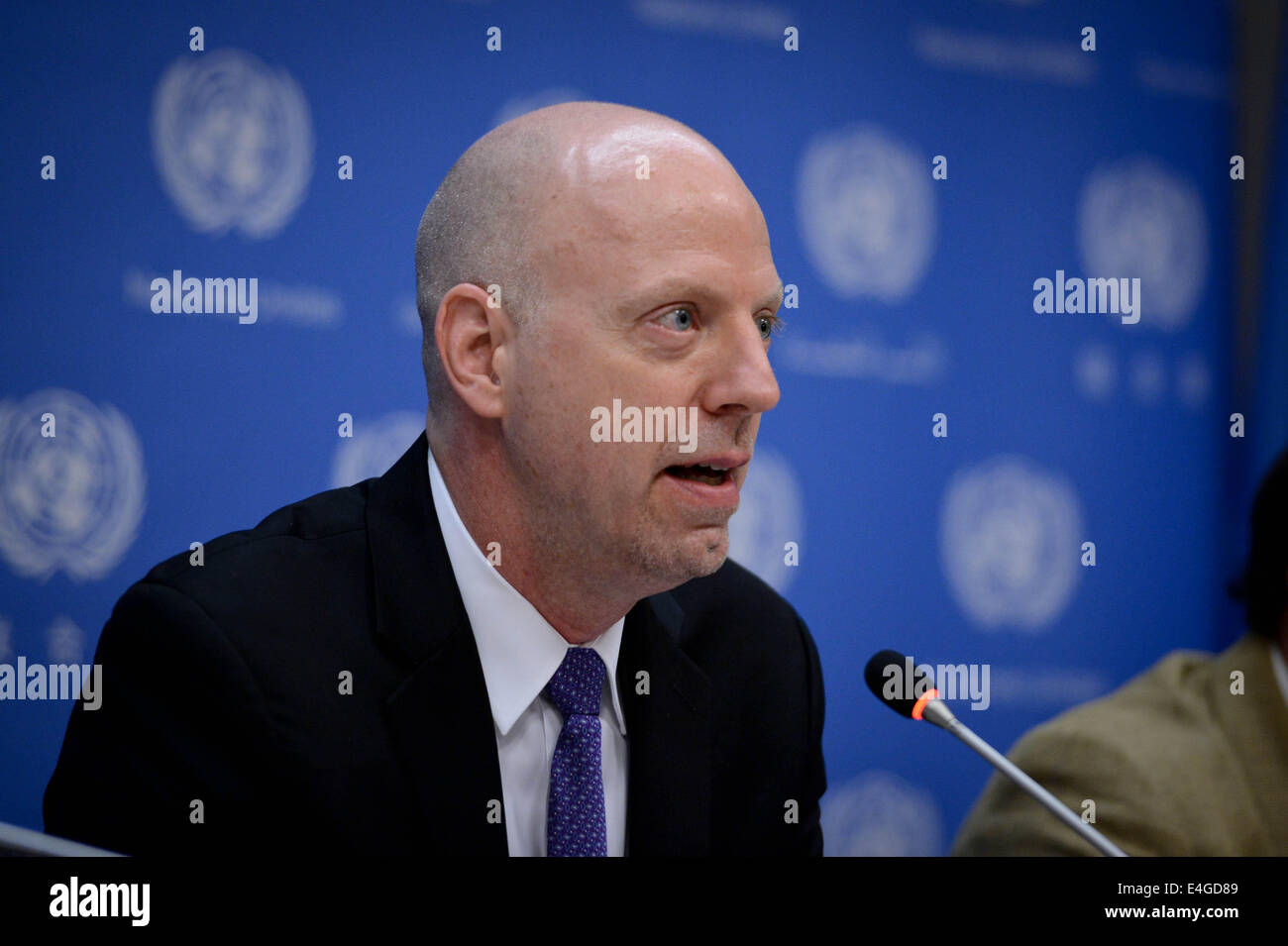 New York, Urbanisierung Perspektiven im UN-Hauptquartier in New York. 10. Juli 2014. John Wilmoth, Direktor der Bevölkerungsabteilung der Vereinten Nationen für wirtschaftliche und soziale Angelegenheiten, informiert die Presse über die 2014 Revision der Welt Urbanisierung Aussichten auf das UN-Hauptquartier in New York, am 10. Juli 2014. Eine neue UNO Bericht hier Donnerstag sagte, dass die Weltbevölkerung zunehmend urban mit mehr als die Hälfte in städtischen Gebieten am Leben zu präsentieren. Bildnachweis: Niu Xiaolei/Xinhua/Alamy Live-Nachrichten Stockfoto