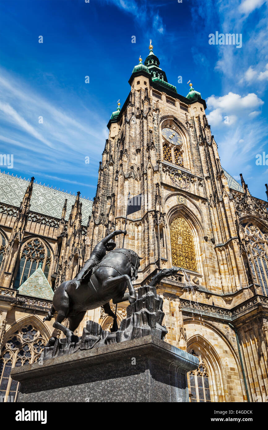 St. Vitus Cathedral und Saint George Statue, Prag, Tschechische Republik Stockfoto
