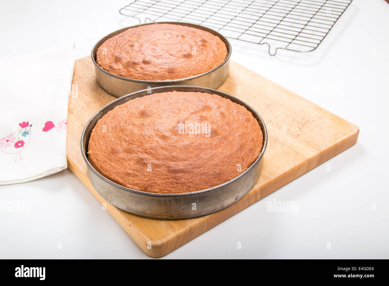 2 Victoria Schwamm Kuchen Backform setzen auf Holzbrett [Land] "einen Kuchen zu machen" (11of 46) Stockfoto