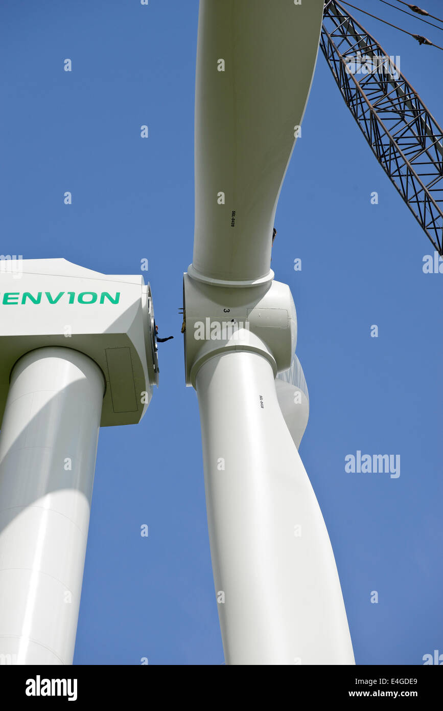 Deutschland Schleswig-Holstein Nortorf, den Bau der Windkraftanlage SENVION 3.2M114, Leistung 3,2 Megawatt, Montage des Rotors Star mit Rotorblättern durch spezielle Kran Stockfoto