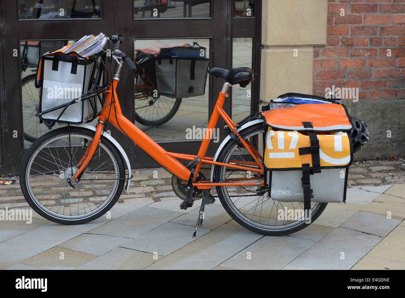 Ein TNT Post Service orange Bike im Stadtzentrum von Manchester. Stockfoto