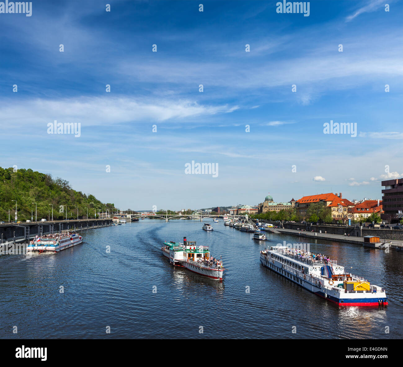 Ausflugsboote auf Moldau in Prag, Tschechische Republik Stockfoto