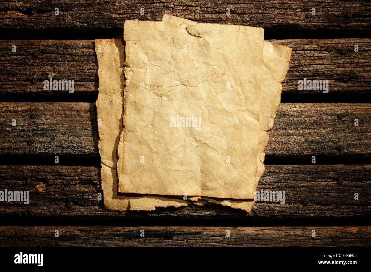 Altpapier auf Holzwand Stockfoto