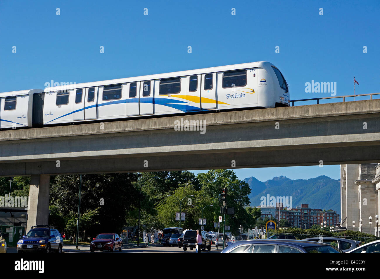 Der Skytrain hat ein erhöhtes S-Bahn-System, das eine belebte Straße überquert, Vancouver, BC, Kanada Stockfoto