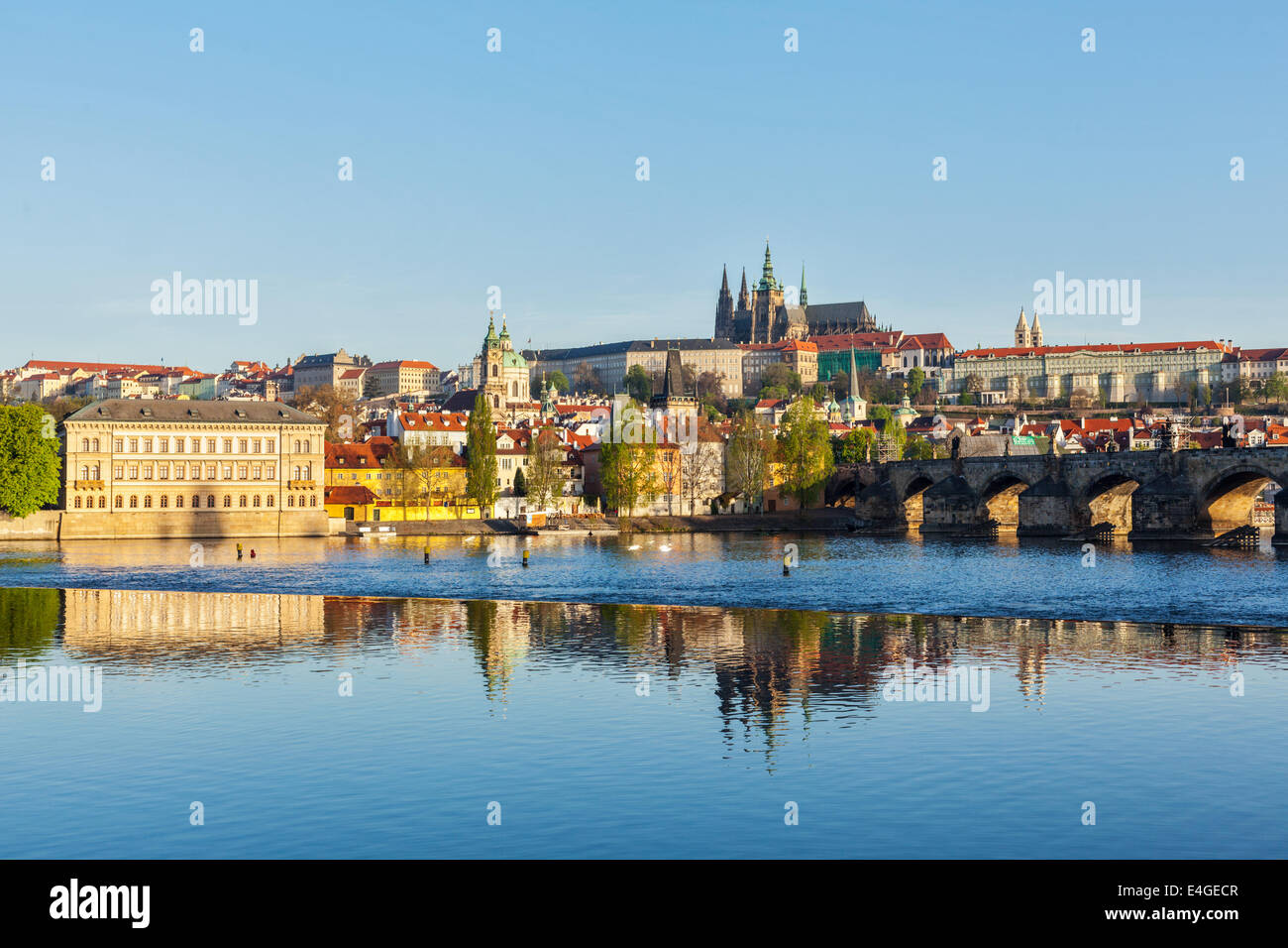 Ansicht von Mala Strana und Prager Burg über der Moldau. Prag, Tschechische Republik Stockfoto