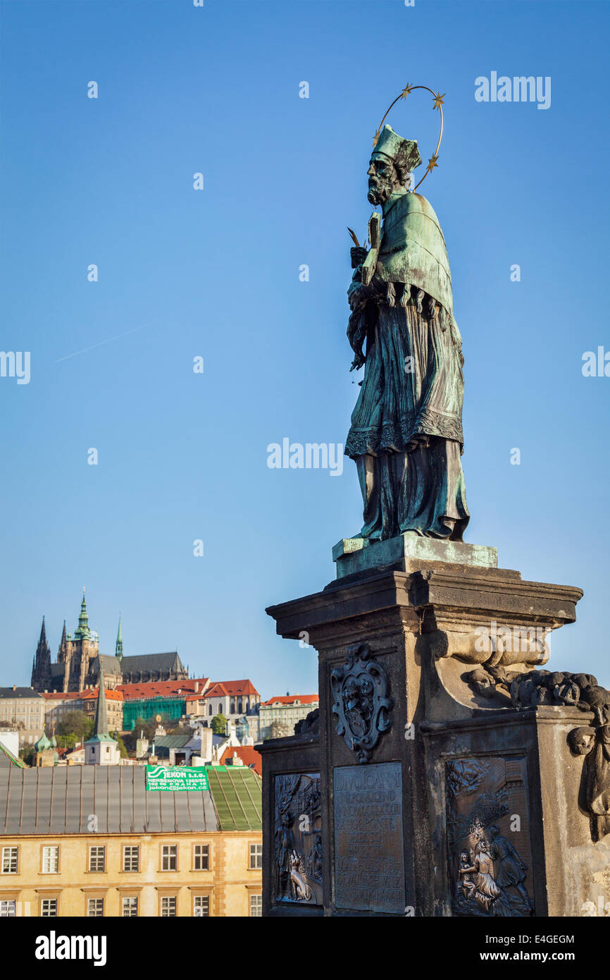 Johannes von Nepomuk (oder John Nepomucene) Nationalheilige der Tschechischen Republik Statue auf Charles Brigde an der Stelle wo die Heiligen w Stockfoto