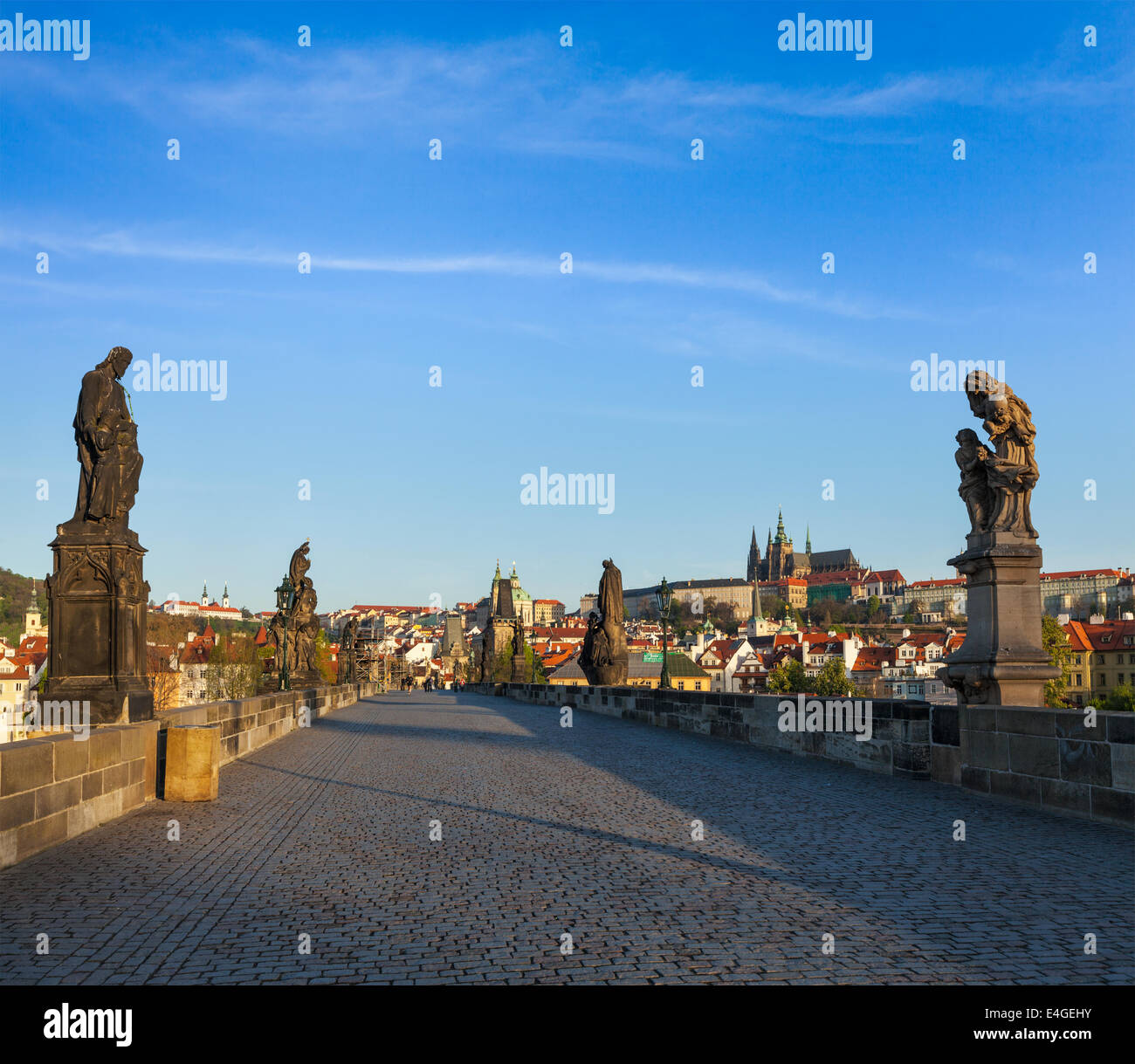 Karlsbrücke und Pragerburg in den frühen Morgenstunden. Prag, Tschechische Republik Stockfoto
