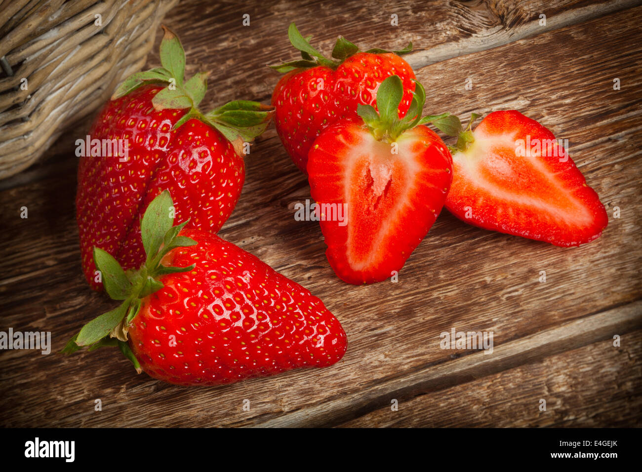 Schöne große Erdbeeren auf Holztisch Stockfoto